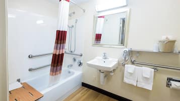 Combined shower/tub, towels