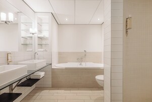 Bañera con ducha, artículos de tocador gratuitos, secador de pelo, batas