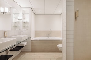 Habitación ejecutiva, 1 cama matrimonial | Baño | Tina con regadera, amenidades de baño gratuitas, secadora de cabello