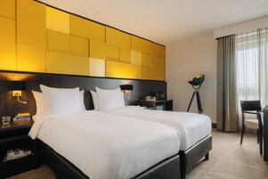 Ropa de cama de alta calidad y caja de seguridad en la habitación 