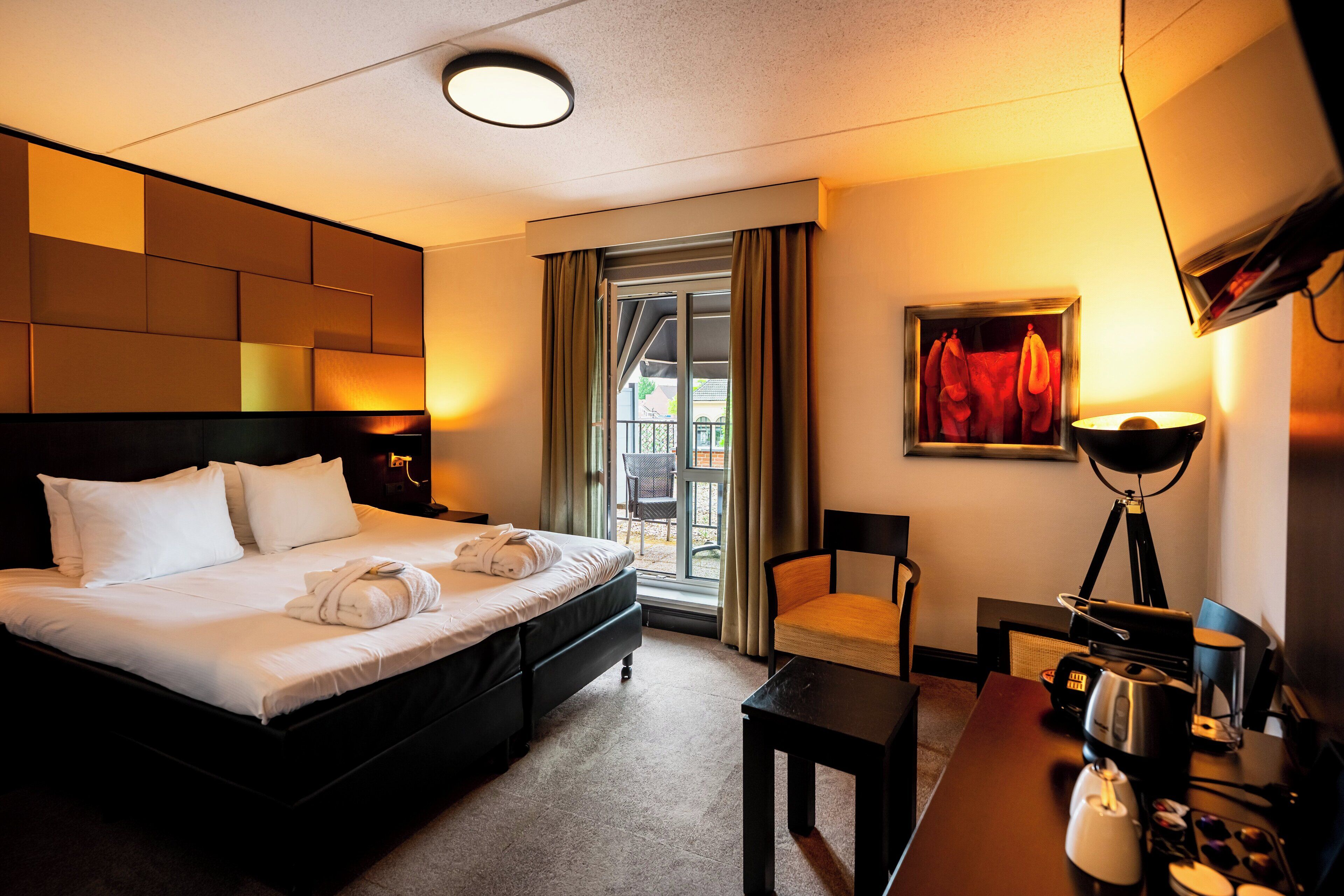 comfort room, 1 double bed | premium bedding, in-room safe, desk, blackout curtains