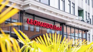 Het uiterlijk van het Leonard Hotel, met een helder zicht op de gevel en ramen.