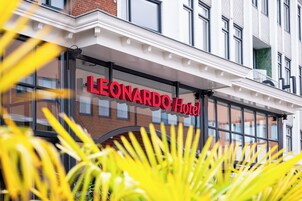 El exterior del Hotel Leonard, con una vista clara de la fachada y ventanas del edificio.