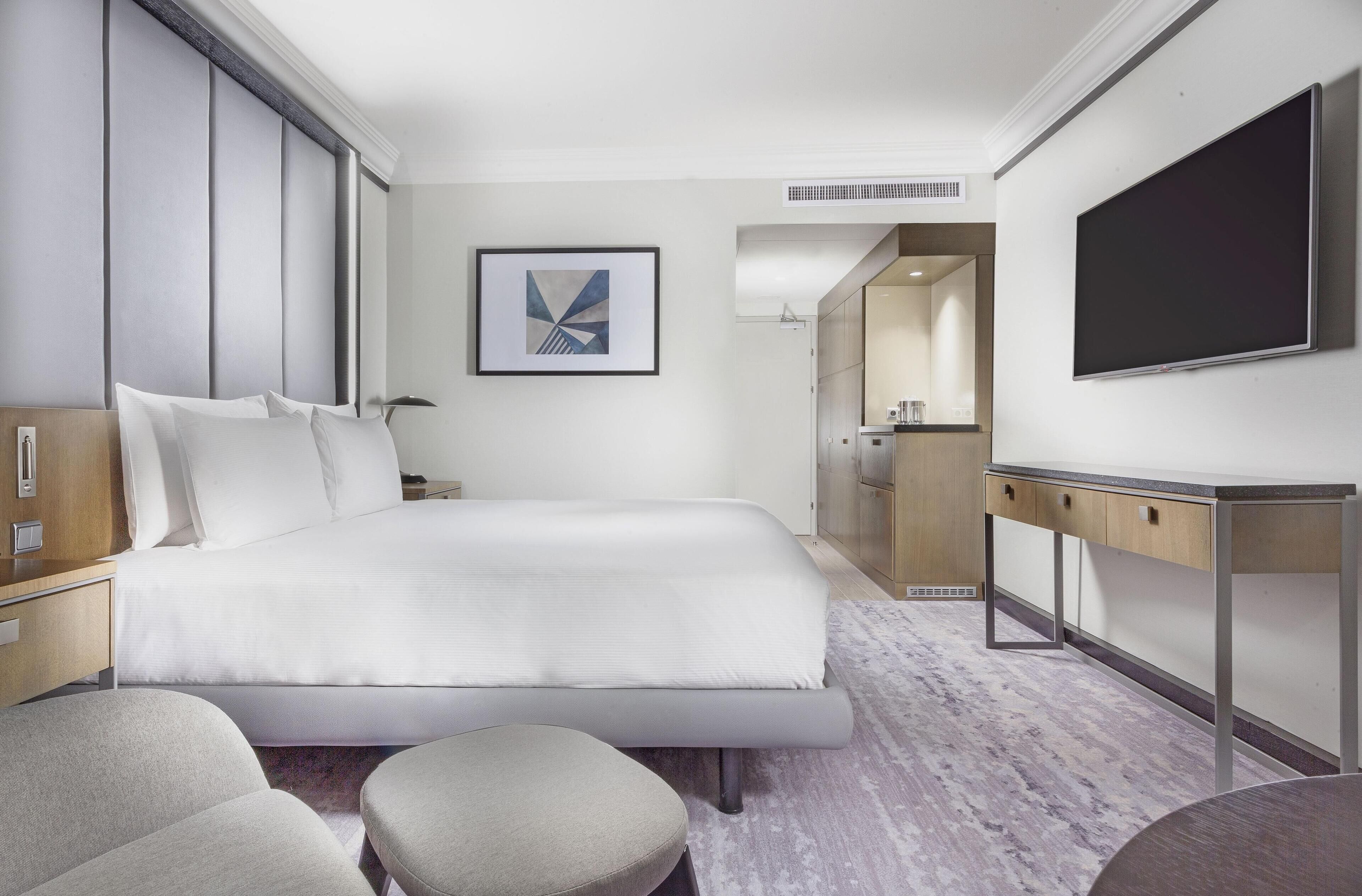 Room, 1 King Bed | In-room safe, laptop workspace, blackout curtains, soundproofing