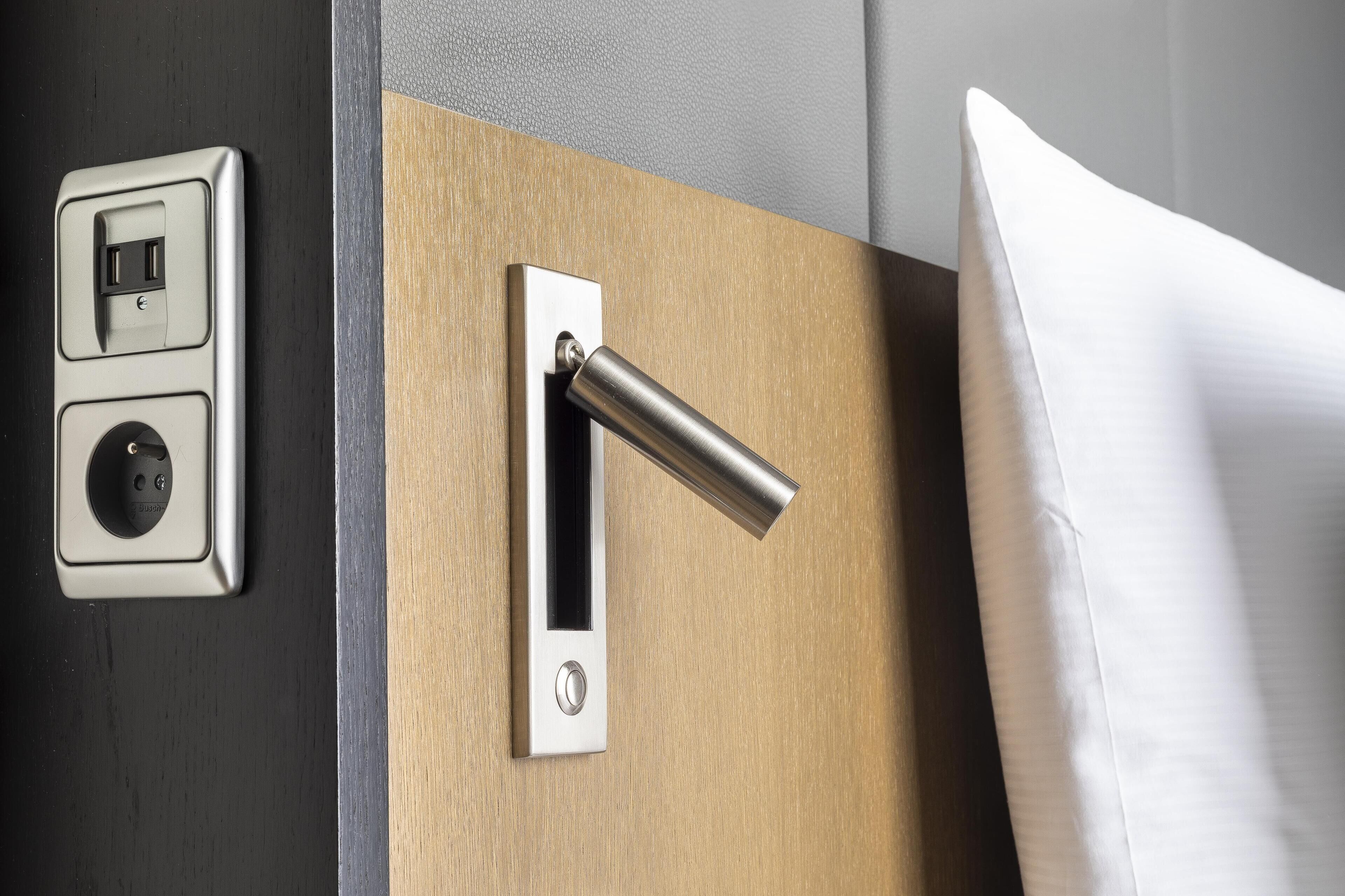 Odada kasa, dizüstü bilgisayar çalışma alanı, güneşlik/perde 