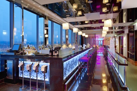 3 bares, 1 pub y 1 bar en la azotea. Hilton Prague Atrium