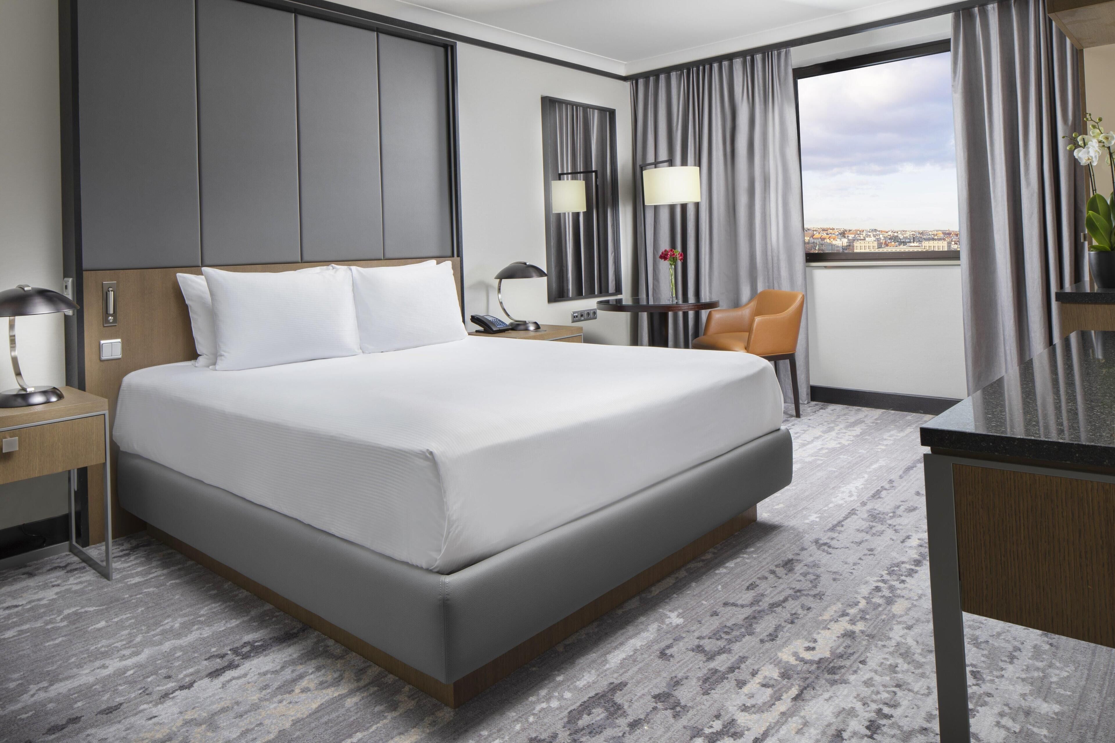 Executive Room, 1 King Bed | In-room safe, laptop workspace, blackout curtains, soundproofing