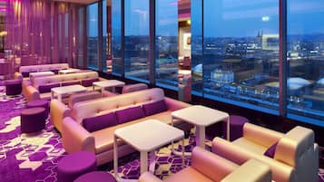 3 quầy bar/khu lounge, quán rượu, bar ở tầng thượng
