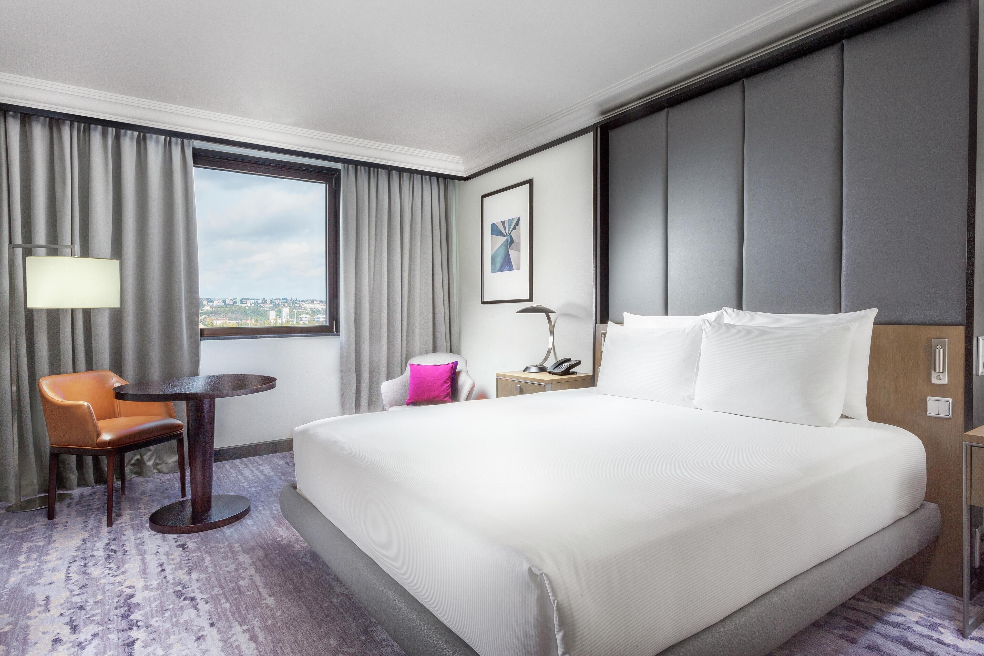 Caja de seguridad en la habitación y espacio para trabajar con laptop 