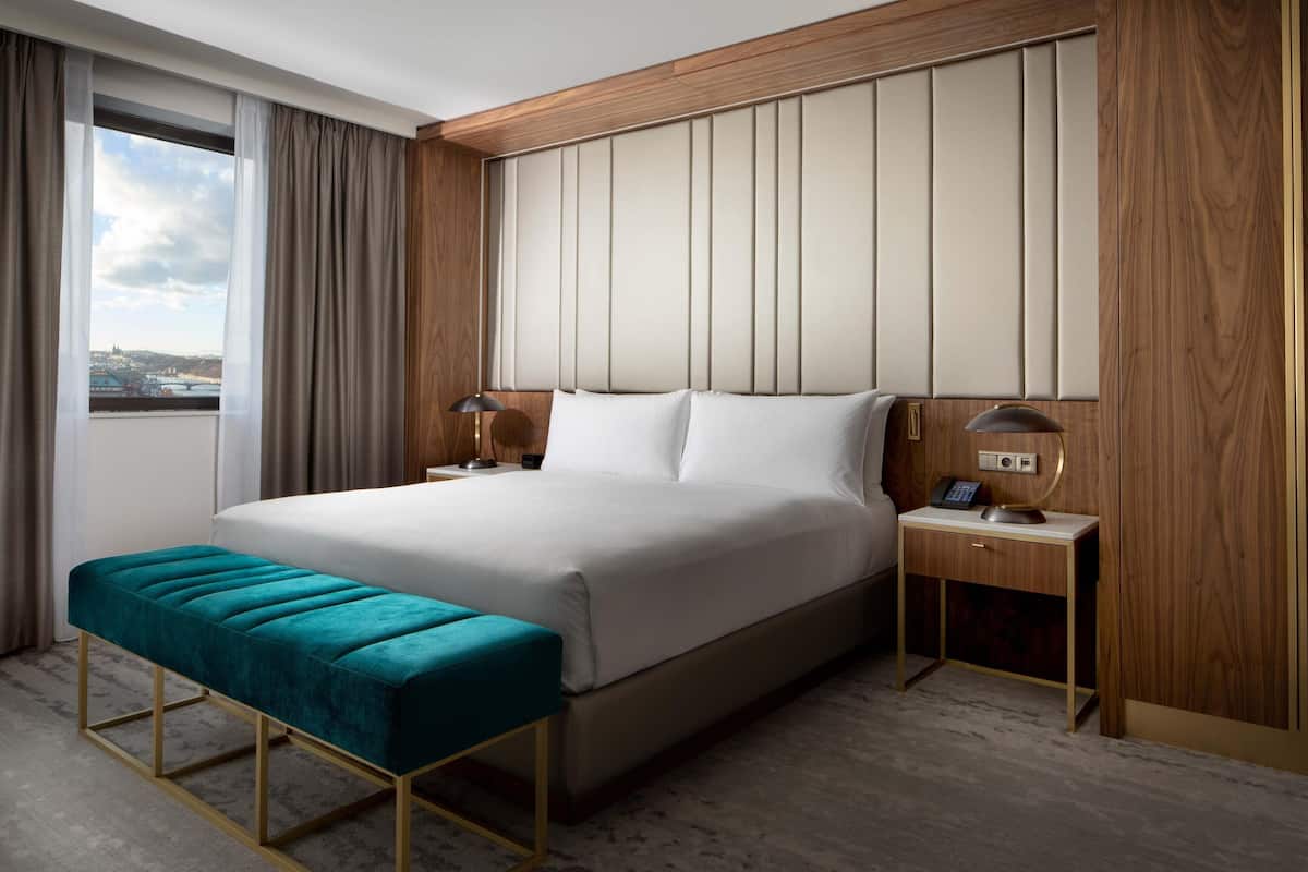 Suite, 1 King Bed (Apartment) | In-room safe, laptop workspace, blackout drapes, soundproofing