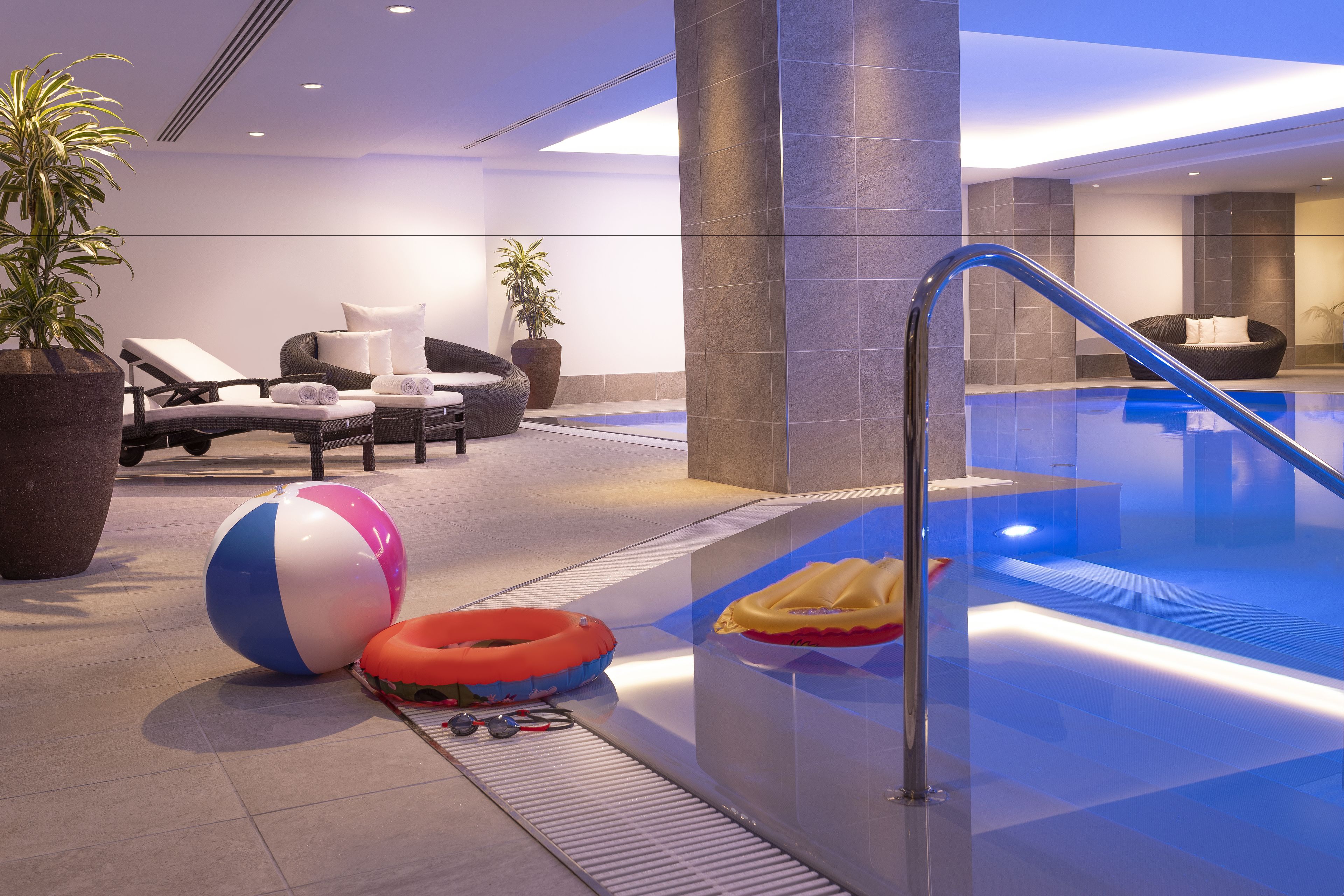 Innenpool, geöffnet von 07:00 Uhr bis 22:00 Uhr, Liegestühle