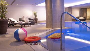 Innenpool, geöffnet von 07:00 Uhr bis 22:00 Uhr, Liegestühle