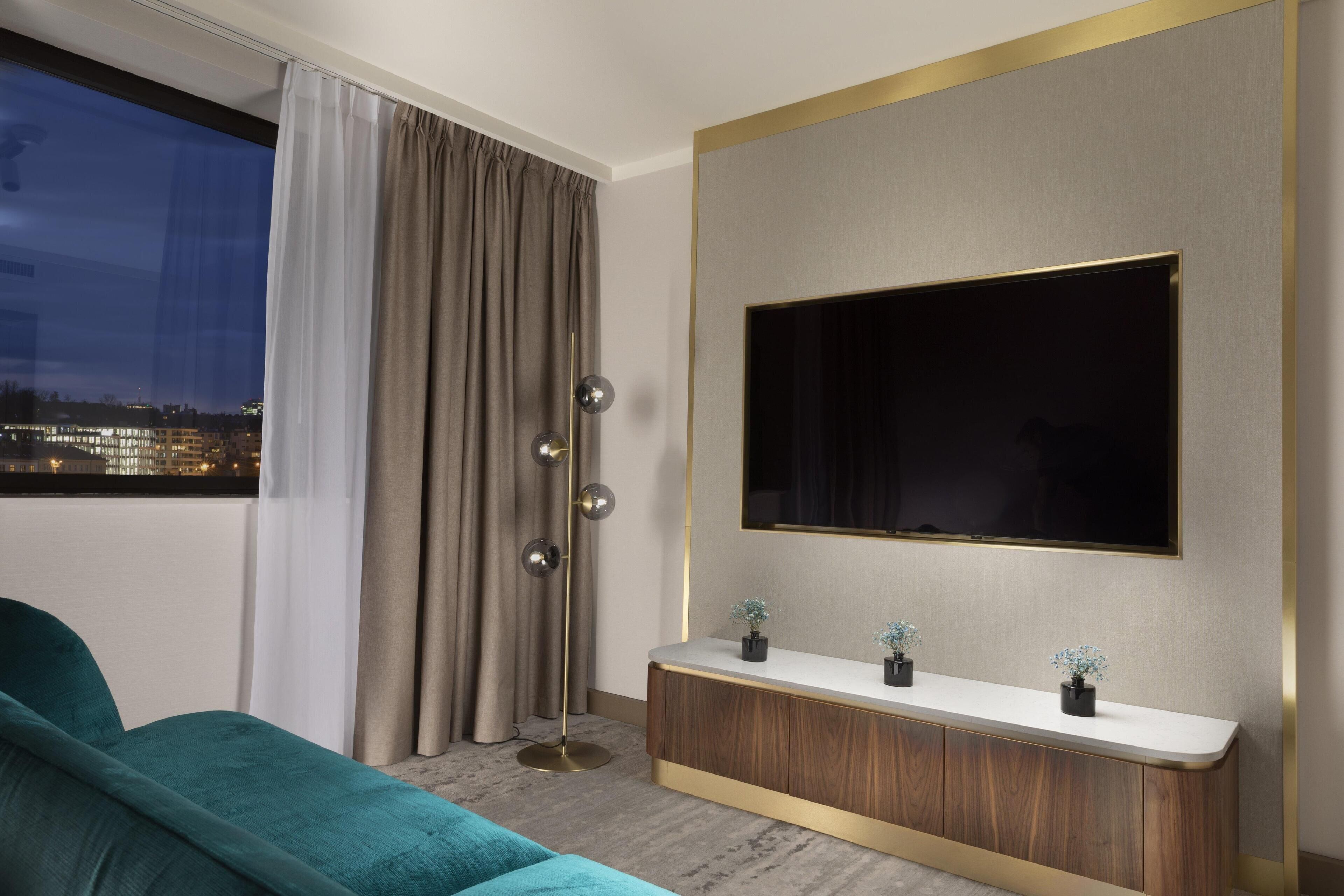 Süit, 1 En Büyük (King) Boy Yatak (Apartment) | Oturma alanı | Dijital TV kanalları bulunan 55 inç düz ekran televizyon, oyuncaklar 