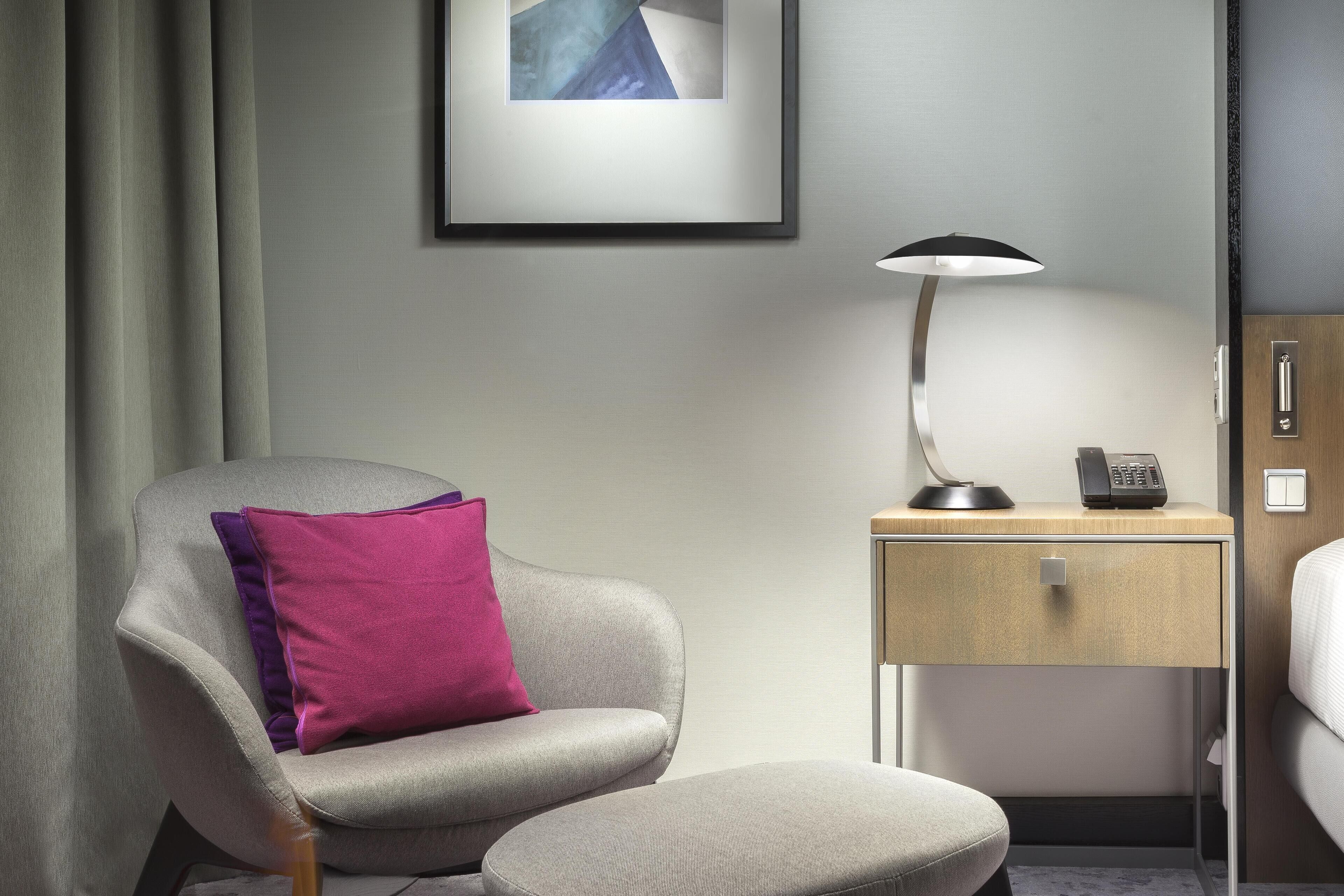 Dijital TV kanalları bulunan 55 inç düz ekran televizyon, oyuncaklar 