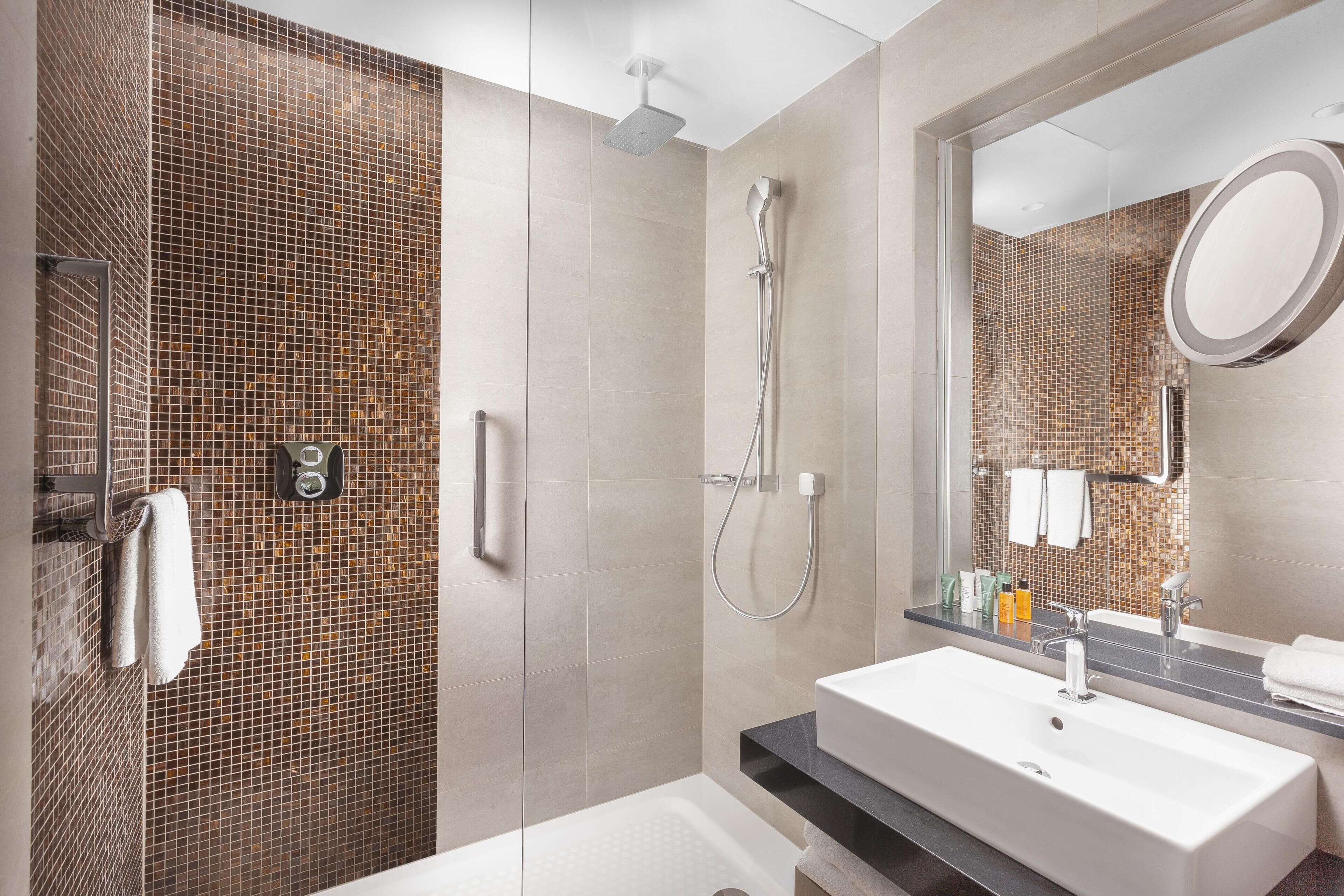 Habitación Deluxe, 1 cama King size | Caja de seguridad en la habitación y espacio para trabajar con laptop 