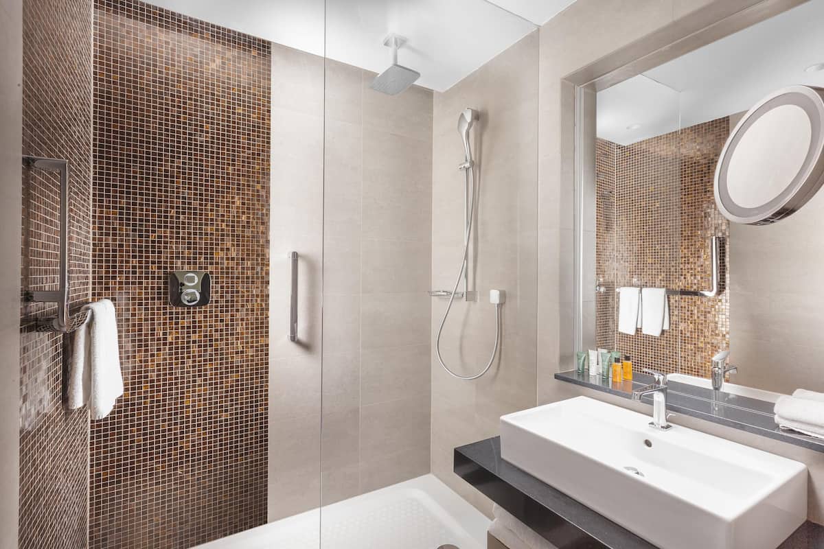 Deluxe Room, 1 King Bed | In-room safe, laptop workspace, blackout drapes, soundproofing