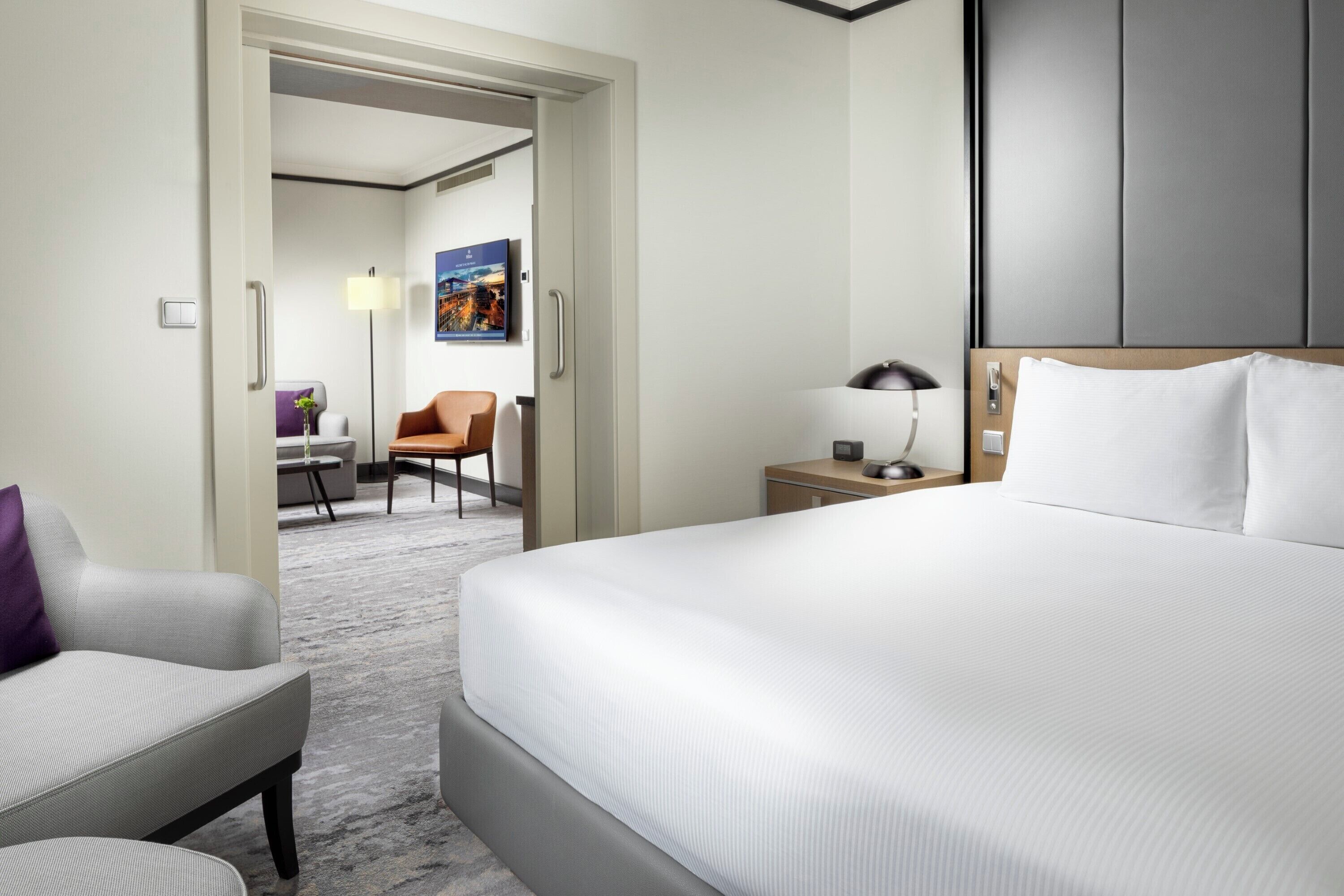 Suite junior, 1 cama King size | Área de sala de estar | Televisión de pantalla plana de 55 pulgadas con canales digitales 