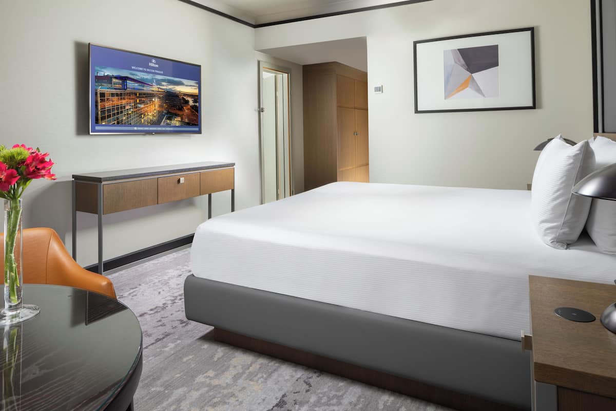 Executive Suite, 1 King Bed | In-room safe, laptop workspace, blackout drapes, soundproofing