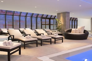 Piscine couverte, chaises longues