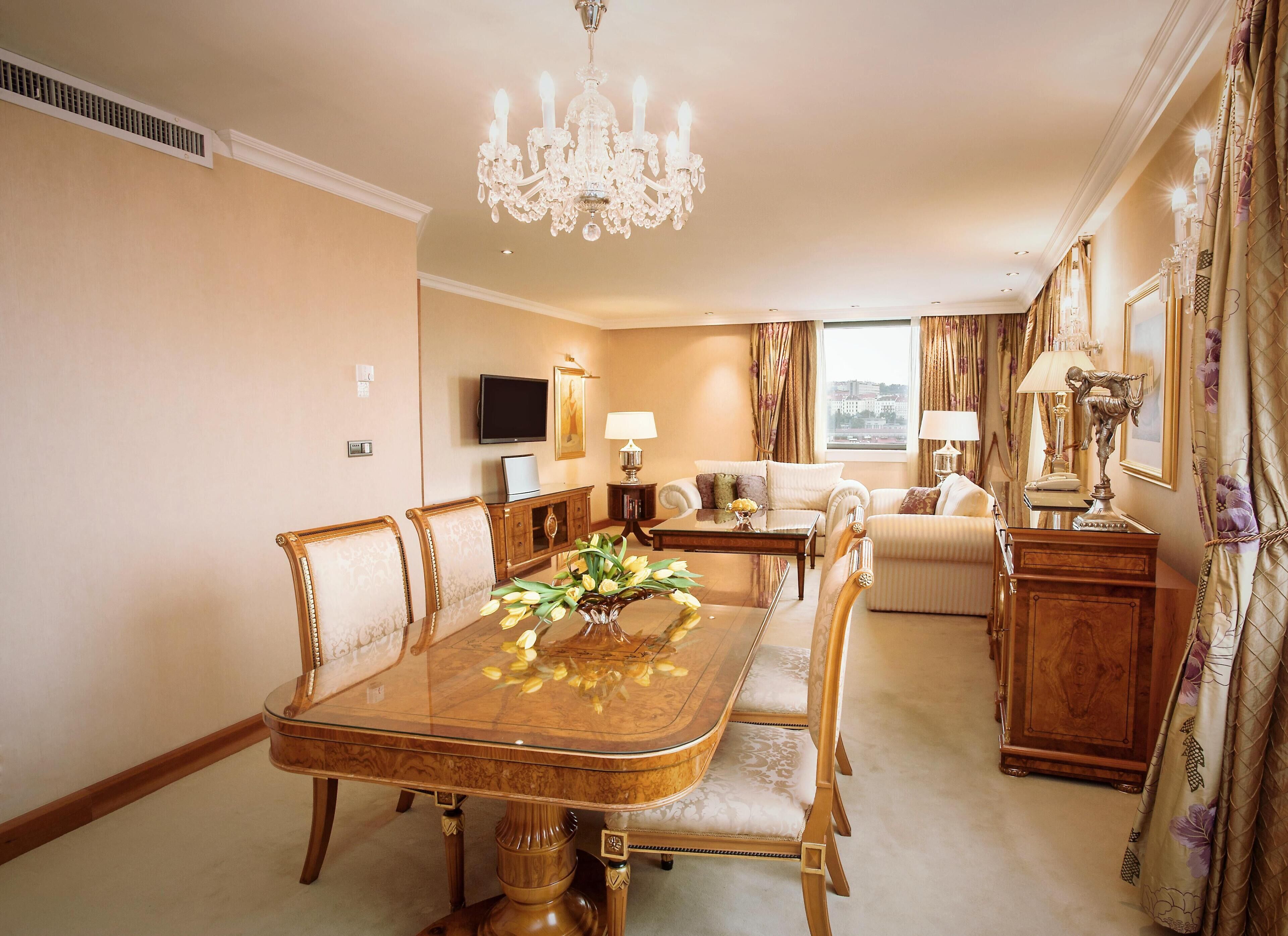 Presidential Süit, 1 En Büyük (King) Boy Yatak | Oturma alanı | Dijital TV kanalları bulunan 55 inç düz ekran televizyon, oyuncaklar 