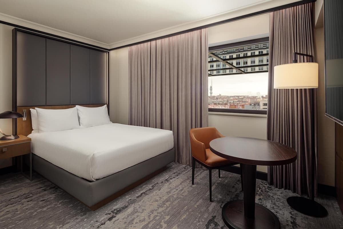 Room, 1 Queen Bed | In-room safe, laptop workspace, blackout drapes, soundproofing