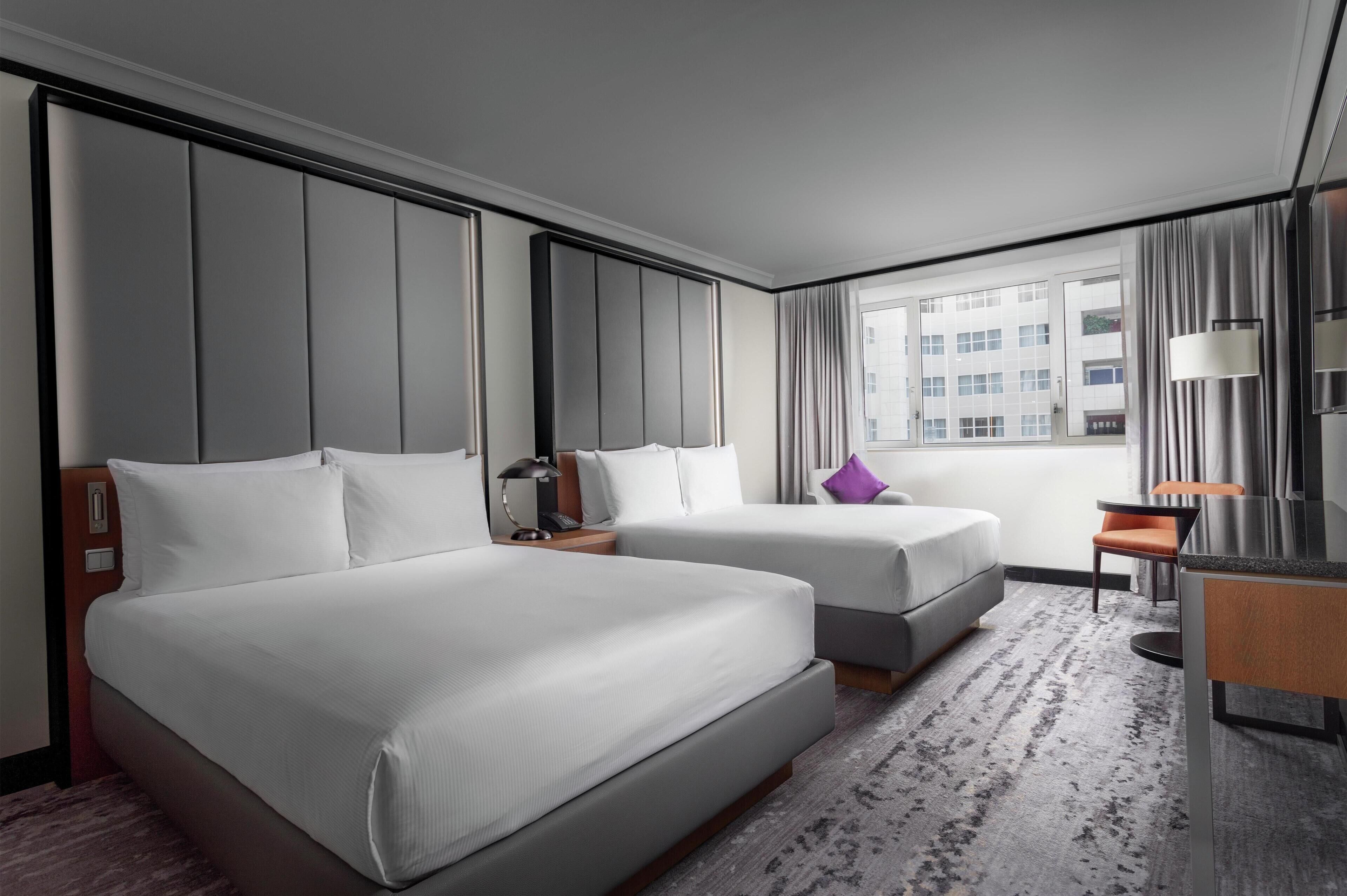 Una cassaforte in camera, postazione laptop, tende oscuranti