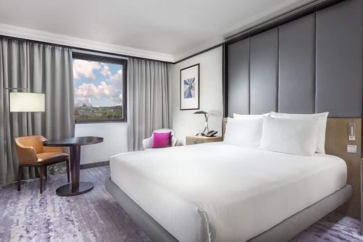 1 bedroom, in-room safe, laptop workspace, blackout curtains