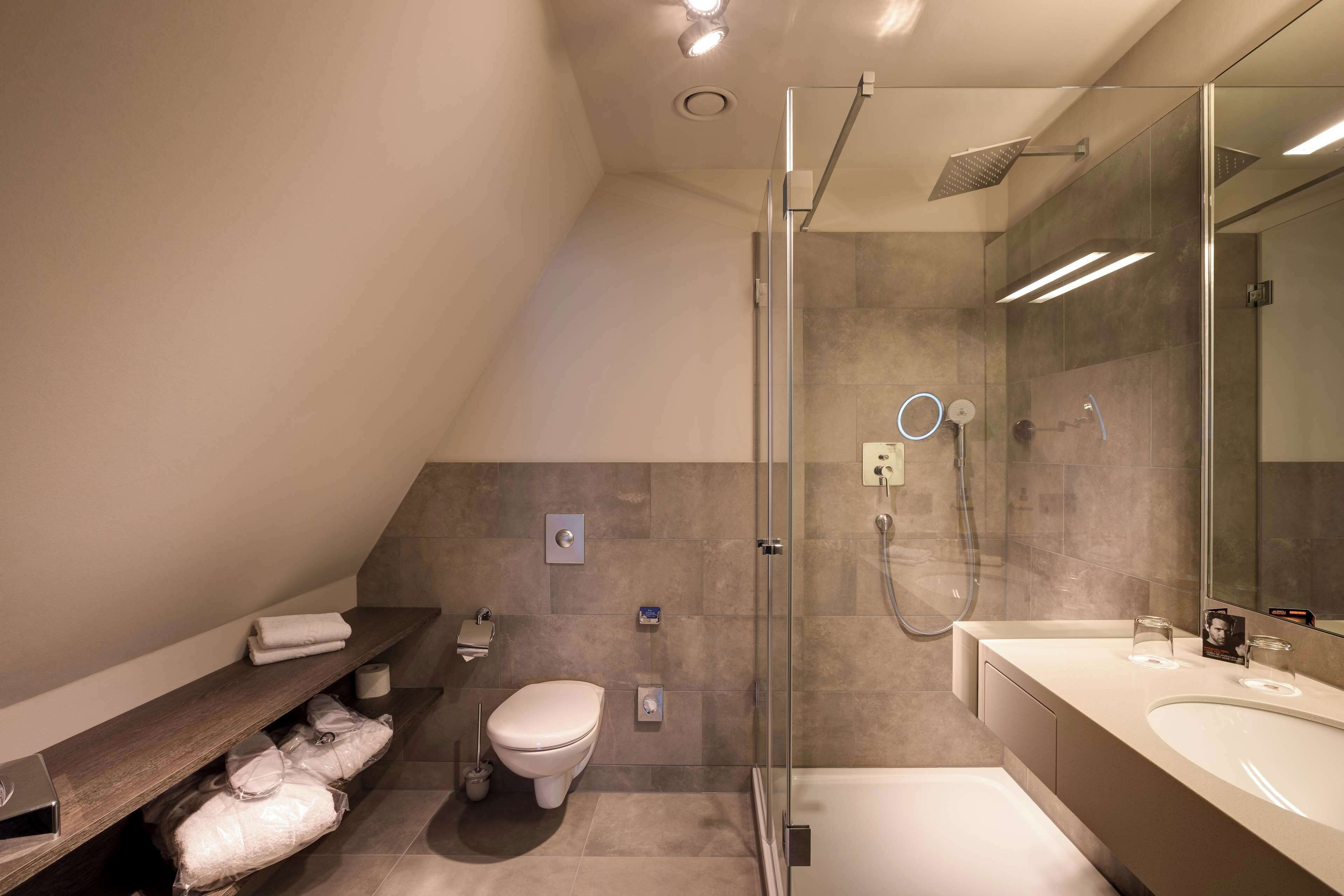 deluxe room, 1 double bed (cozy sitting corner) | bathroom | hair dryer, bathrobes, towels