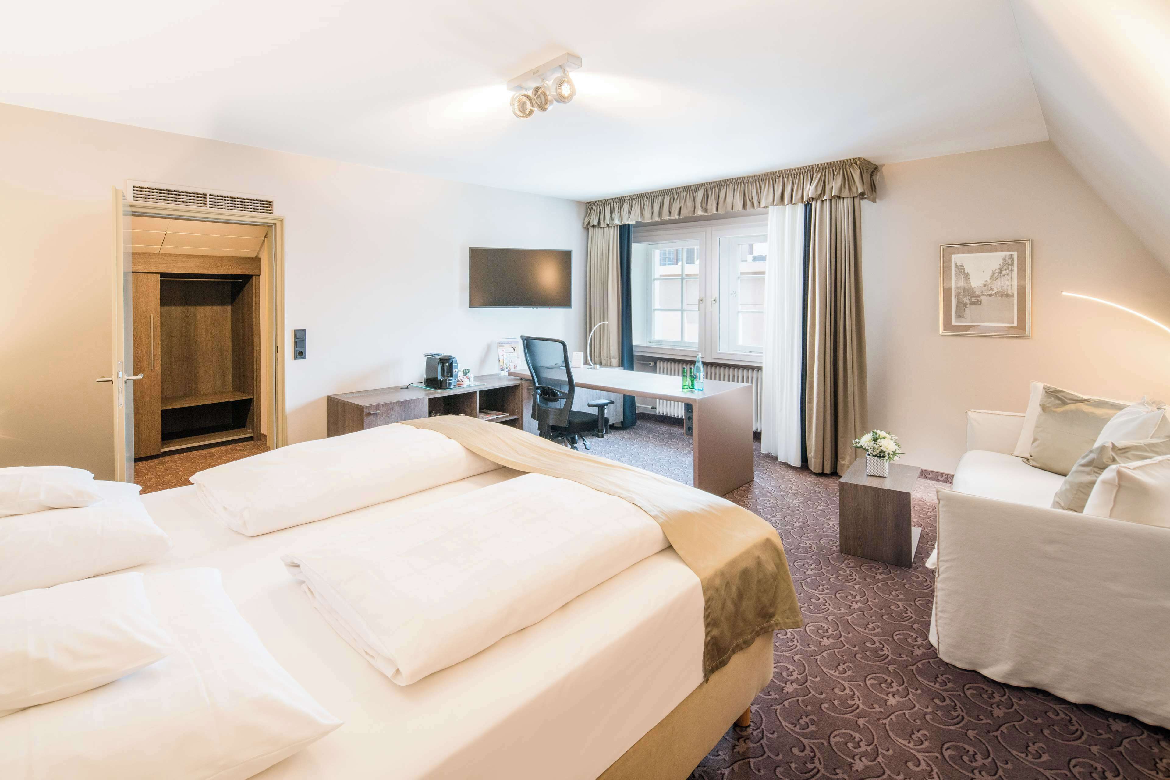 1 bedroom, premium bedding, down duvets, minibar