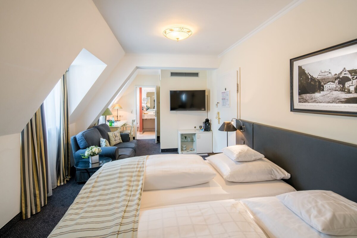 Standard Room, 1 Katil Kelamin (Double) | Peralatan tempat tidur premium, gebar bulu kapas, peti besi dalam bilik 
