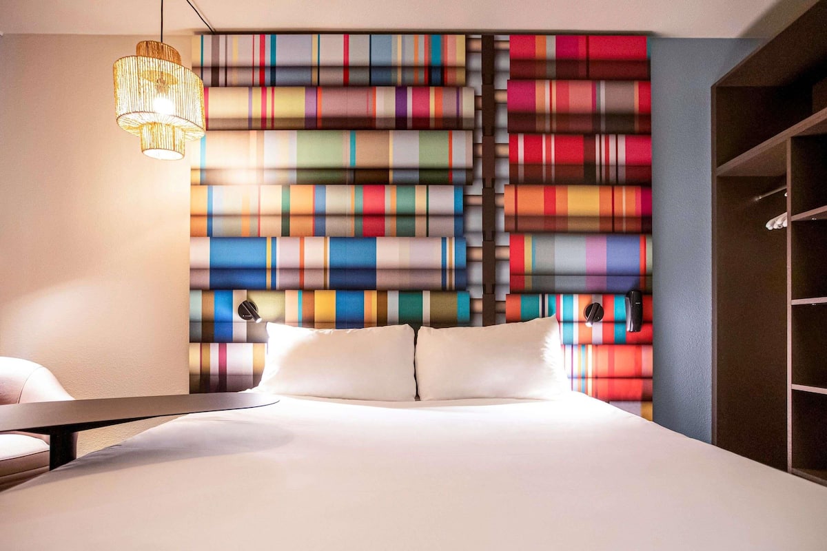 Escritorio, cortinas blackout y sistema de insonorización