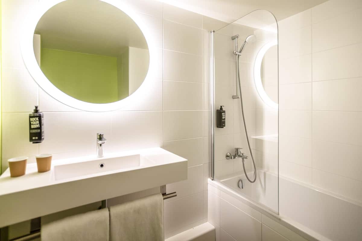 Escriptori, cortines opaques i habitacions insonoritzades