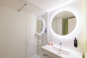 Combined shower/tub, eco-friendly toiletries, hair dryer, towels - ibis Styles Perpignan Centre Gare (Perpignan)