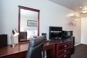 Standardzimmer, 1 Queen-Bett | Schreibtisch, laptopgeeigneter Arbeitsplatz, Bügeleisen/Bügelbrett