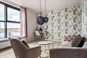 Suite, 1 King Bed, Non Smoking, Bathtub