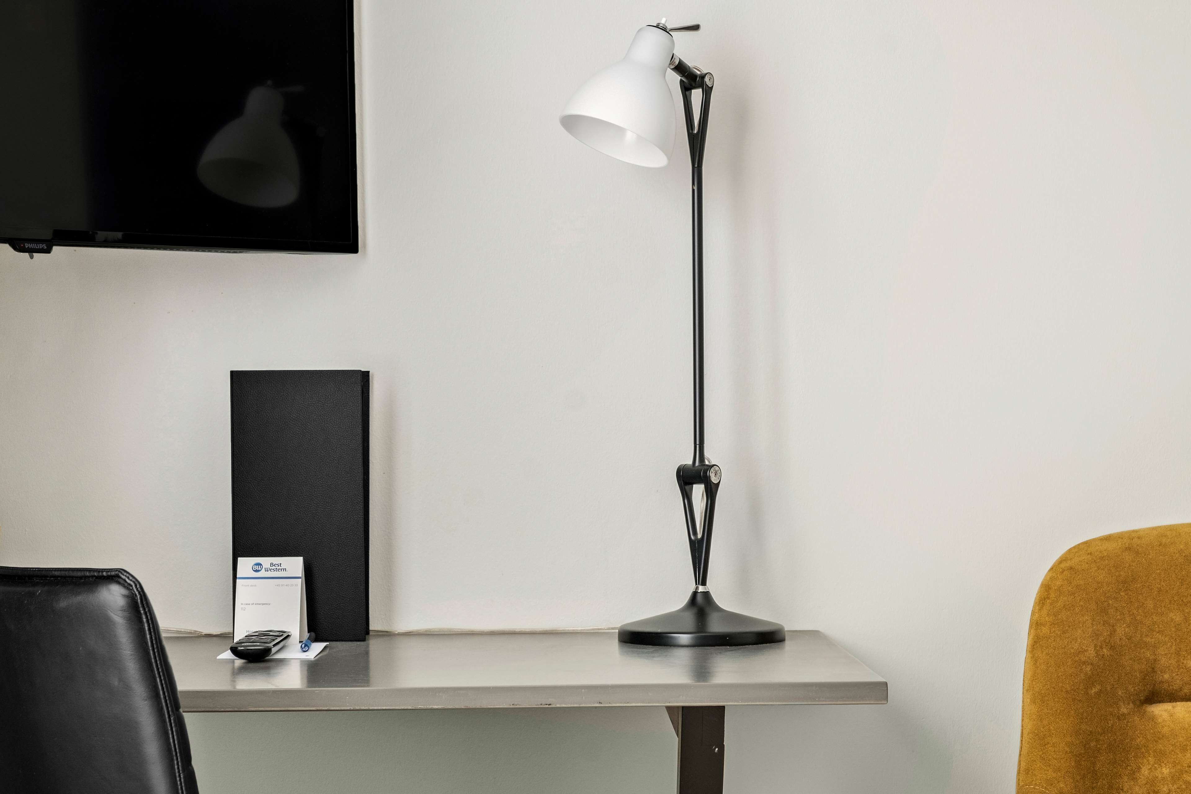 1 bedroom, premium bedding, desk, laptop workspace