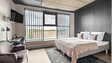 Kamar Standar, 1 Tempat Tidur Queen, Bebas Asap Rokok, bathtub | 1 kamar tidur, seprai premium, meja kerja, dan ruang kerja ramah laptop