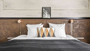 A bed with white bedding, a patterned throw, and a framed picture above it. - Best Western Royal Holstebro (Holstebro)