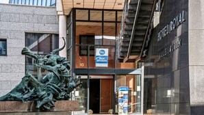 Hotel Royal with a Best Western sign, a bronze sculpture, and a modern building facade. - Best Western Royal Holstebro (Holstebro)
