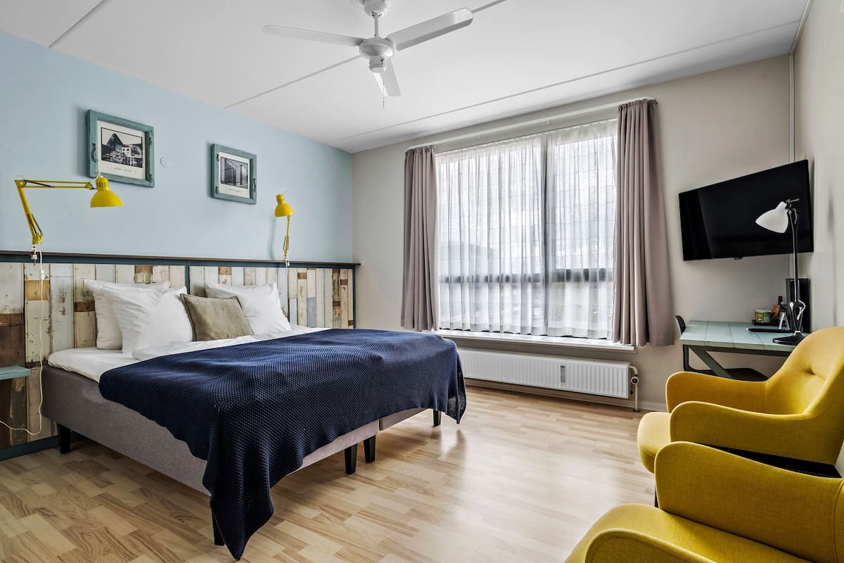 1 habitación, ropa de cama de alta calidad y escritorio