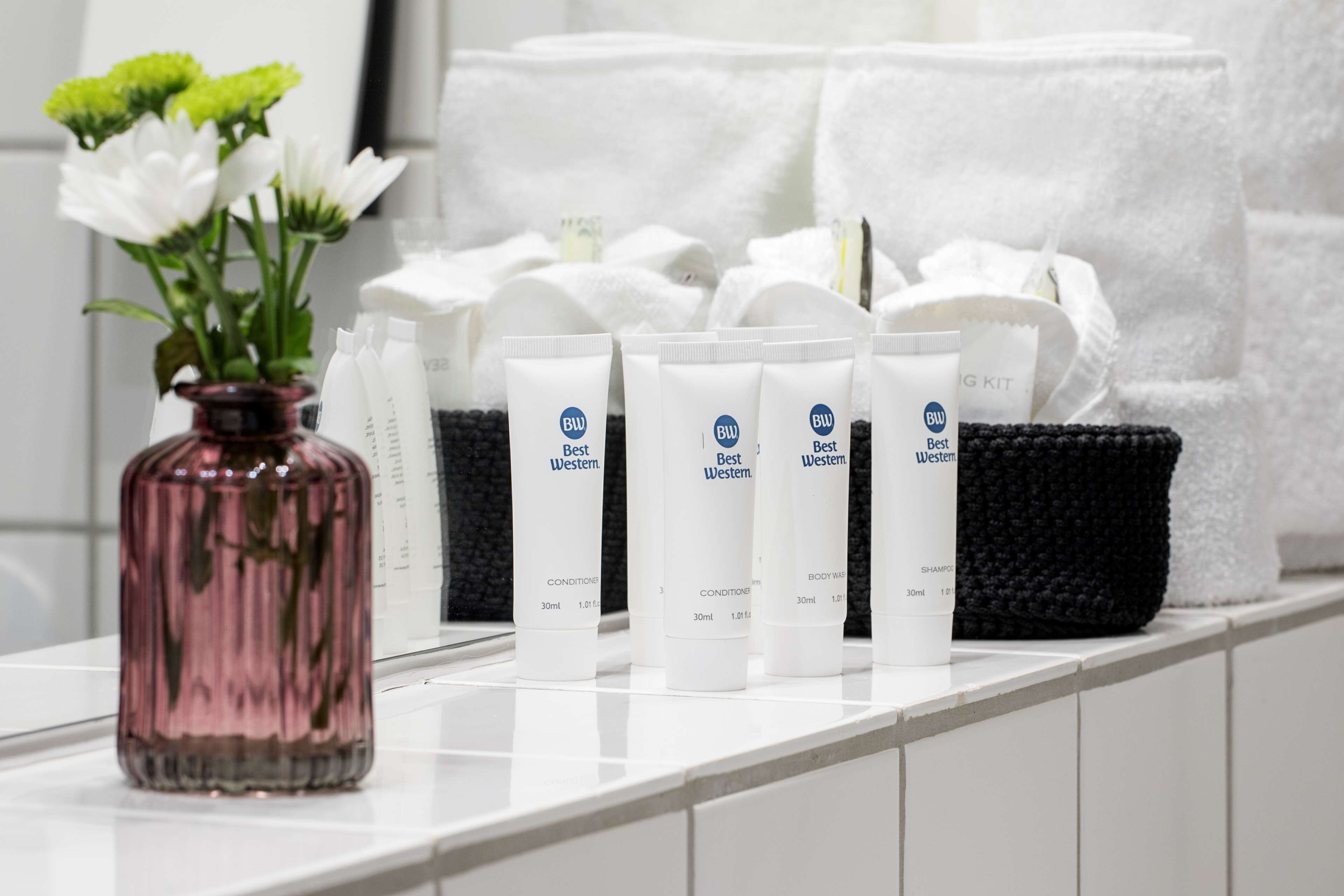 suite, 1 king bed, non smoking, bathtub | bathroom | free toiletries, hair dryer, towels