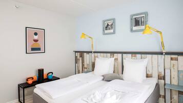1 bedroom, premium bedding, desk, laptop workspace