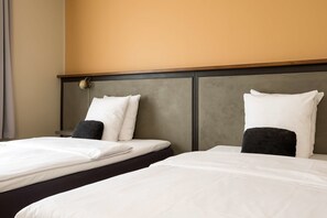 Standard Room, 2 Twin Beds, Non Smoking, Bathtub | Premium bedding, desk, laptop workspace, blackout drapes
