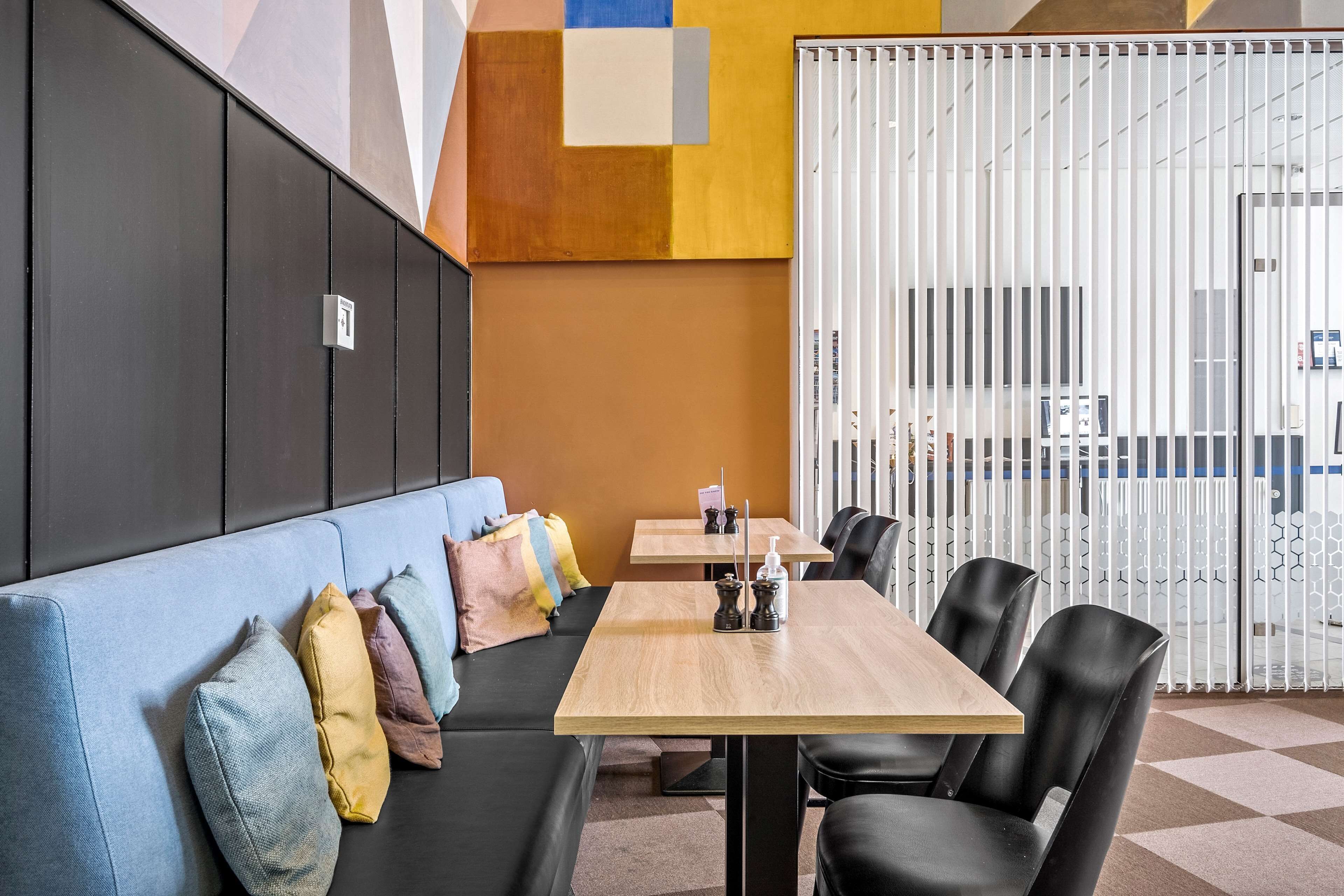 Een modern interieur met een bank, stoelen en een tafel.