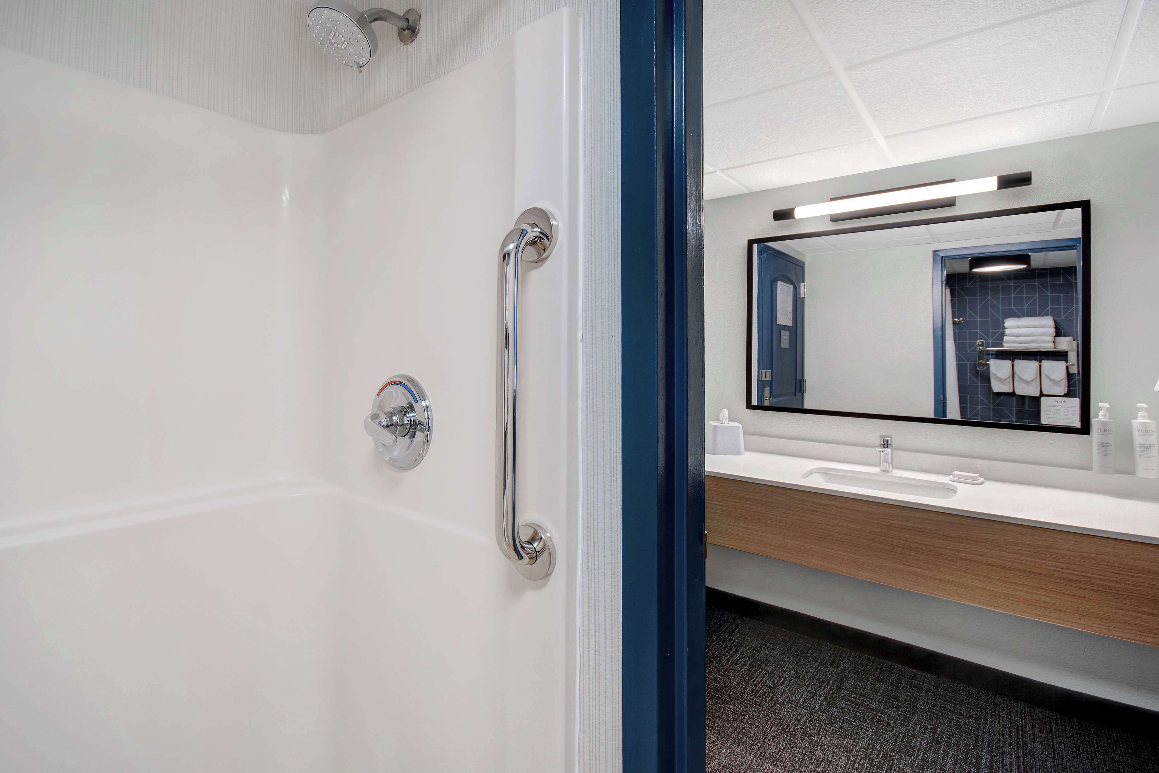 combined shower/bathtub, eco-friendly toiletries, hair dryer, towels