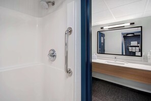 Combined shower/tub, eco-friendly toiletries, hair dryer, towels - Spark by Hilton Rochester University Area (Rochester)
