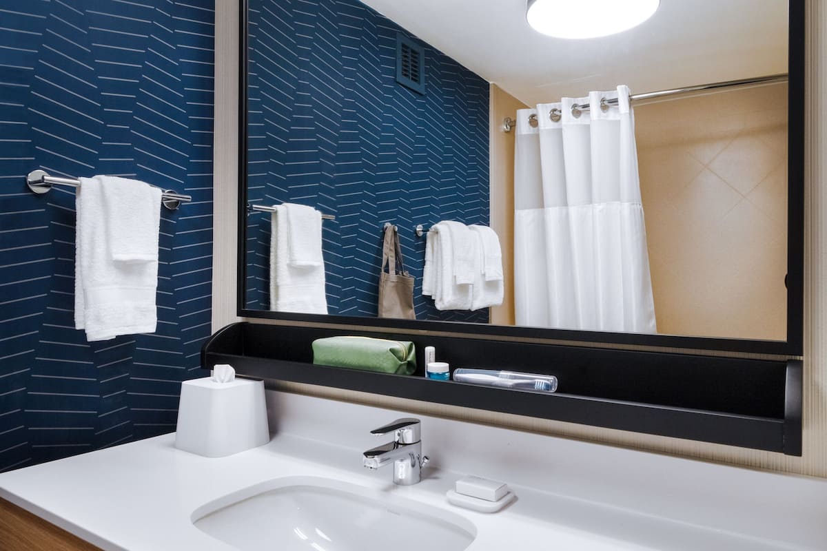 combined shower/bathtub, eco-friendly toiletries, hair dryer, towels