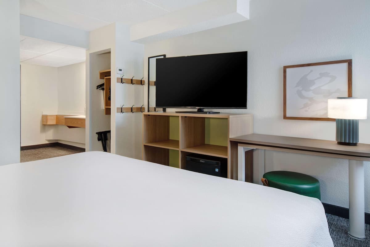 Hypo-allergenic bedding available, desk, laptop workspace