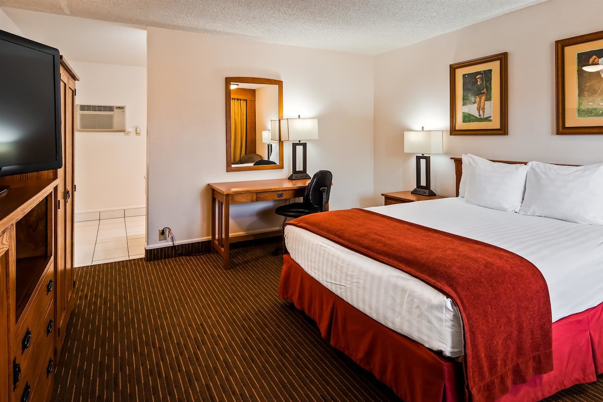 Standard Room, 1 Queen Bed, Non Smoking, Refrigerator & Microwave | Blackout drapes, iron/ironing board, free WiFi, bed sheets