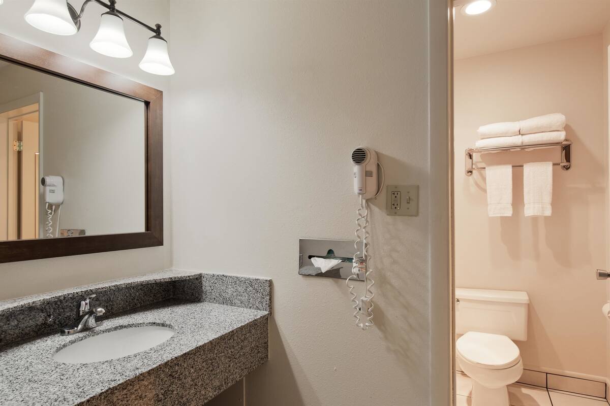 combined shower/bathtub, hair dryer, towels